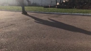 Küçük bir çocuk kaldırımda paten ve keskin döner