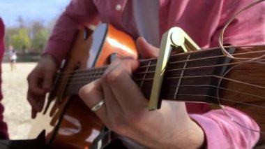 Adam yavaş hareket ateş müzik müzisyen klasik akor akustik serbest zaman tatil yaz gitar çalıyor. Resim veya ekleme için kullanın.
