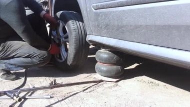 Kiev, Ukrayna - 21 Nisan 2019: Gri metalik araba yavaş çekimde tekerlek değişimi için jak üzerinde