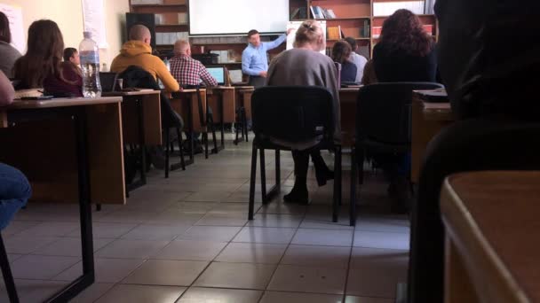 LVIV, UKRAINE - 14 AVRIL 2019 : Une classe sur une université ou une école à l'écoute d'un enseignant — Video