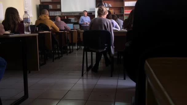 LVIV, UCRÂNIA - 14 de abril de 2019: Uma aula em uma universidade ou escola ouvindo um professor — Vídeo de Stock