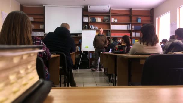 Lviv, Oekraïne-14 april 2019: een klas op een universiteit of school luisteren naar een leraar — Stockvideo