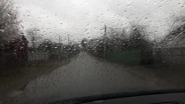 Fönsterglas, regnig dag, Regn droppar på vindrutan bil — Stockvideo