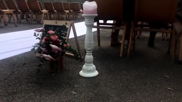 Lvov, Ukrajina-14. dubna 2019: svatební dekorační plocha s květinami, svíčkami a znakem s nápisem — Stock video