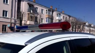 Lviv, Ukrayna - 14 Nisan 2019: Yanıp sönen ışıklar mavi ve kırmızı olan bir polis arabasının çatısı