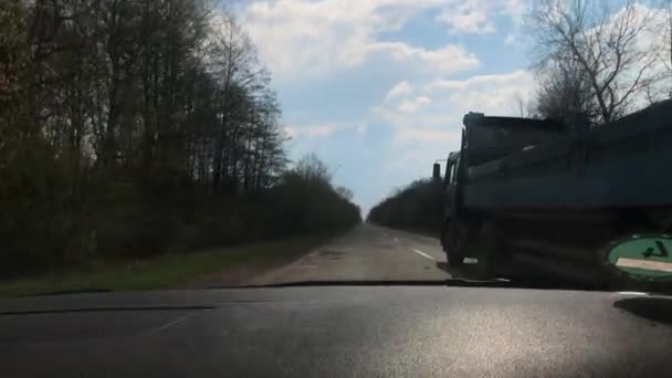 Lviv, Ukrayna - 14 Nisan 2019: Arabadaki sürücü otoyola çıkar ve kamyonu sollar. Yol çok kötü. — Stok video