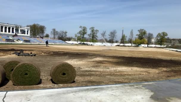 リヴィウ, ウクライナ - 4月 14, 2019: ねじれた緑の天然芝のロールからサッカー場を敷設するプロセス — ストック動画