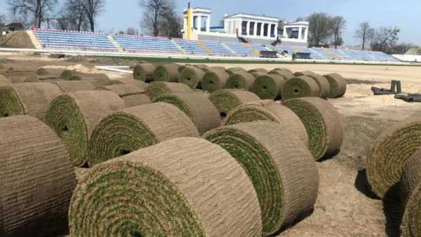 Lvov, Ukrajina-14. dubna 2019: proces pokládání fotbalového hřiště z válcovaných zelených přírodních travin — Stock video