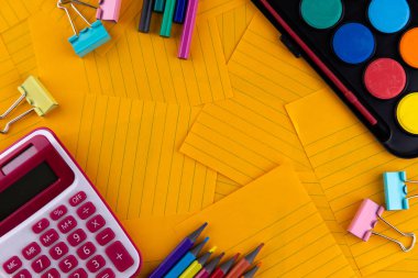 Okul ofis malzemeleri kırtasiye turuncu kağıt arka plan w