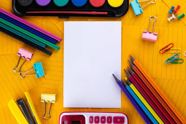 Material de escritório da escola artigos de papelaria em um fundo de papel laranja w — Fotografia de Stock