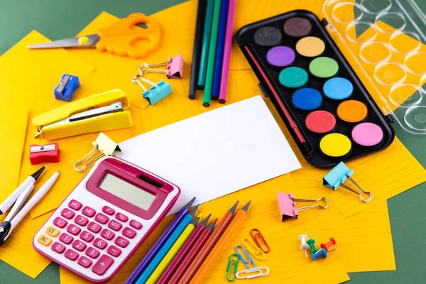 Schulbüro liefert Schreibwaren auf orangefarbenem Papierhintergrund — Stockfoto