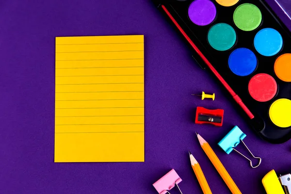 学校事務は紫色の背景デスクのwiにひな形を供給します — ストック写真
