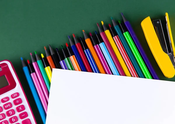 Material de escritório da escola artigos de papelaria em uma mesa de fundo verde sagacidade — Fotografia de Stock