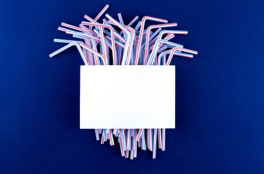 Mavi mor arka plan üzerinde Coctail plastik tüpler. Çevre c