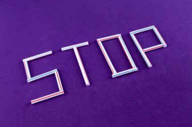 Kelime Stop ile mor bir arka plan üzerinde plastik tüpler yapılmış 