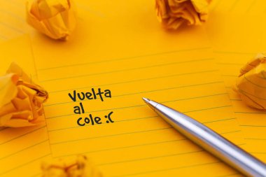 Back okul kırtasiye İspanyolca, herhangi bir amaç için büyük tasarım. C