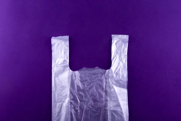 白い破れたプラスチックのショッピング、紫色の背景に食料品袋。P — ストック写真
