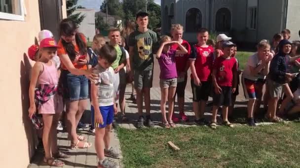 Korosten-Jule, 4, 2019: grupa dzieci bawiąc się i przytulanie. Urlop dla dzieci w obozie letnim. — Wideo stockowe