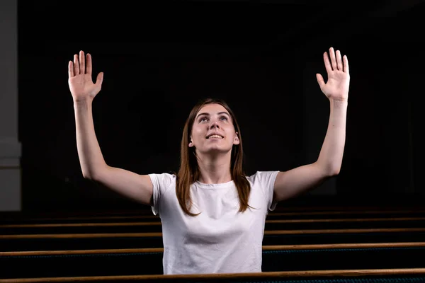 Chrześcijańska dziewczyna w białej koszulce siedzi z rękami i FA — Zdjęcie stockowe