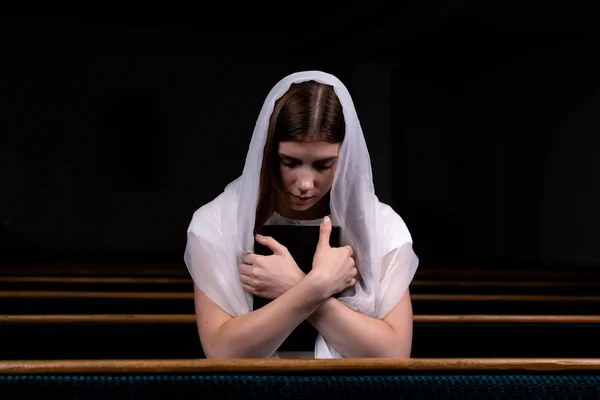 Mladá skromná dívka s kapesníkem na hlavě a s Biblí — Stock fotografie