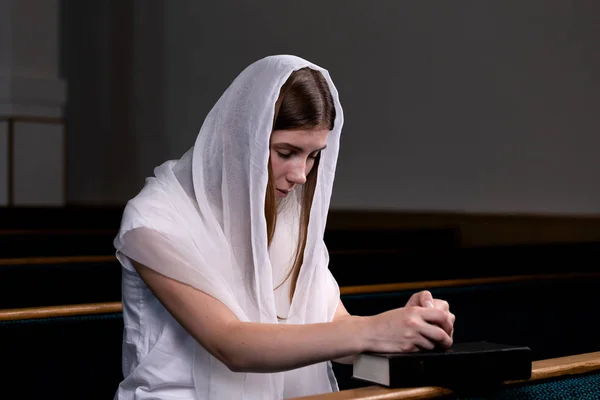 Młoda skromna dziewczyna z chusteczką na głowie i Biblii — Zdjęcie stockowe