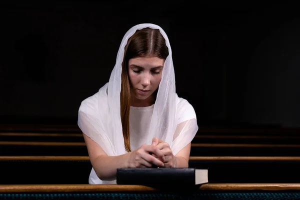 Młoda skromna dziewczyna z chusteczką na głowie i Biblii — Zdjęcie stockowe