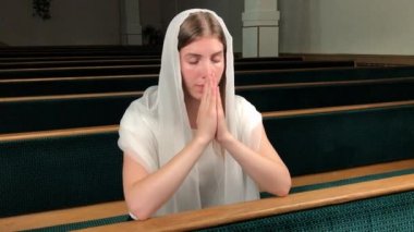 Baptist kilisesinde dua eden genç dindar kadın. Avrupa Katedrali'nde sadık katolik: kutsal yerin içinde