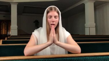 Baptist kilisesinde dua eden genç dindar kadın. Avrupa Katedrali'nde sadık katolik: kutsal yerin içinde