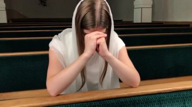 Baptist kilisesinde dua eden genç dindar kadın. Avrupa Katedrali'nde sadık katolik: kutsal yerin içinde