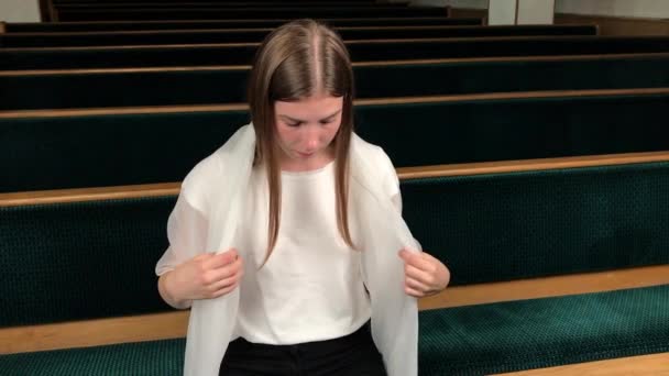 Jonge religieuze toegewijde vrouw bidden in Baptist Church. Trouwe katholieke in de Europese kathedraal: binnenkant van de heilige plaats — Stockvideo