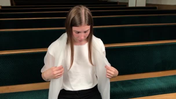 Baptist kilisesinde dua eden genç dindar kadın. Avrupa Katedrali'nde sadık katolik: kutsal yerin içinde — Stok video