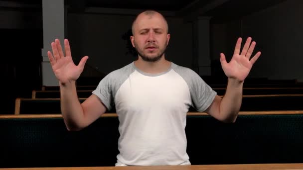 Zbliżenie młody człowiek modli się do Boga. Pojęcie wiary i religii — Wideo stockowe