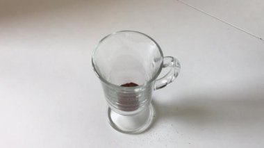 Beyaz masa üzerinde sapı ile cam kavanozda kakao içeceği yapma yavaş hareket