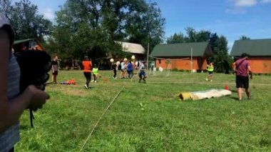 Korosten - Ağu, 12, 2019: erkek ve kız genç gençlik hıristiyan kampları güneşli çocuklarda beyzbol oynamayı öğrenmek. açık hava etkinlikleri