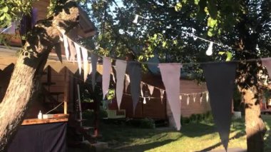 Güneşli bir günde rüzgarda sallanan pembe ve gri kumaş dekoratif bayrakları niçin yakından görünümü
