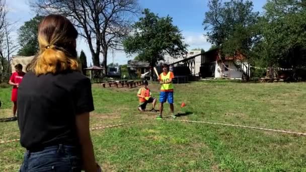 KOROSTEN - AGO, 12 de agosto de 2019: niños y niñas jóvenes campamentos cristianos aprenden a jugar béisbol en niños soleados. actividades al aire libre — Vídeo de stock