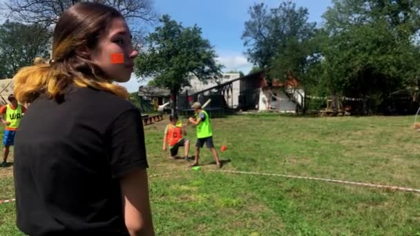 Korosten-augusztus 12, 2019: a fiúk és a lányok ifjúsági tizenéves keresztény táborok tanulni játszani baseball napsütéses gyermekek. szabadtéri programok, — Stock videók