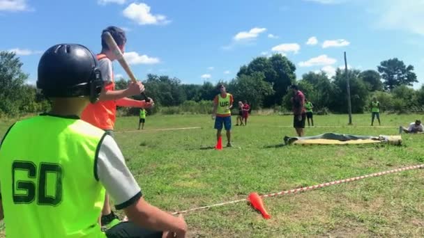 コロステン - 8月、12、2019:少年少女十代のキリスト教のキャンプは、日当たりの良い子供たちに野球をすることを学びます。野外活動 — ストック動画