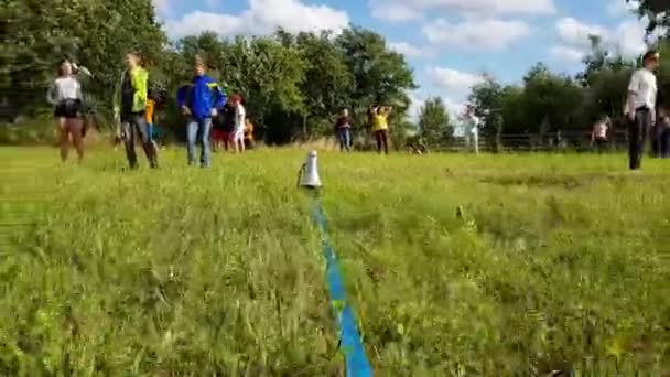 KOROSTEN - AUG, 12, 2019: boys and girls youth teenage christian camps play teambuilding in sunny day. outdoor activities — Stock Video
