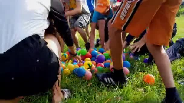 KOROSTEN - AGO, 12 de agosto de 2019: niños y niñas jóvenes campamentos cristianos juegan en equipo en un día soleado. actividades al aire libre — Vídeo de stock