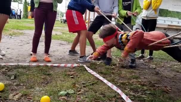 Korosten-AUG, 12, 2019: chłopcy i dziewczęta młodzież nastoletnich chrześcijańskich obozów grać imprezy integracyjne w słoneczny dzień. zajęcia na świeżym powietrzu — Wideo stockowe