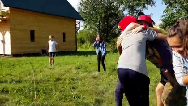 Korosten-srpen, 12, 2019: mladíci a děvčata, mladistvé křesťanské tábory hrají v slunečném dni teambuilding. venkovní aktivity — Stock video