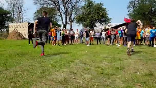 KOROSTEN - AGO, 12 de agosto de 2019: niños y niñas jóvenes campamentos cristianos juegan en equipo en un día soleado. actividades al aire libre — Vídeo de stock