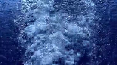 Ağır çekimde nehir yüzeyinde su sıçramalarına. Su yüzeyinde hızlı hareketli motor bot izi. Su dalgası arka plan