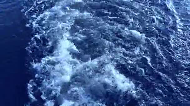 Wasser plätschert in Zeitlupe über die Flussoberfläche. Spur auf der Wasseroberfläche hinter einem schnell fahrenden Motorboot. Hintergrund der Wasserwelle — Stockvideo