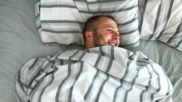Vista superior de hombre joven está durmiendo en la cama . — Vídeo de stock