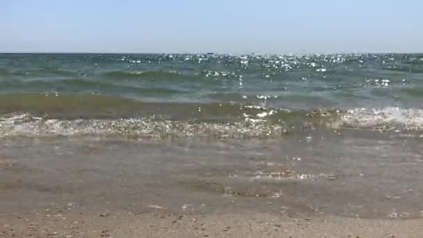 阳光明媚的海水和男性成年腿的侧视图孤立在沙日落后或日出海滩男子独自散步在夏天的大海. — 图库视频影像