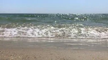 Güneşli deniz suyu ve erkek yetişkin adam yan görünümü kumlu günbatımı veya gündoğumu kumlu plaj arka plan suya atlar.