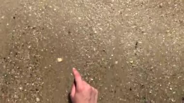 Kız 2019'da kuma yazıyor. Dalgalar yazıtla yıkanDı 2019.