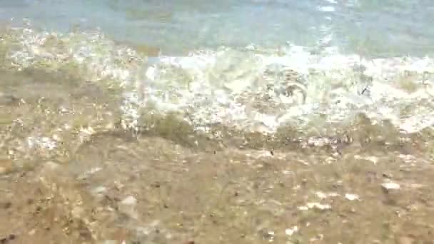 Primer plano de olas marinas lavando Ashore una playa de arena — Vídeo de stock